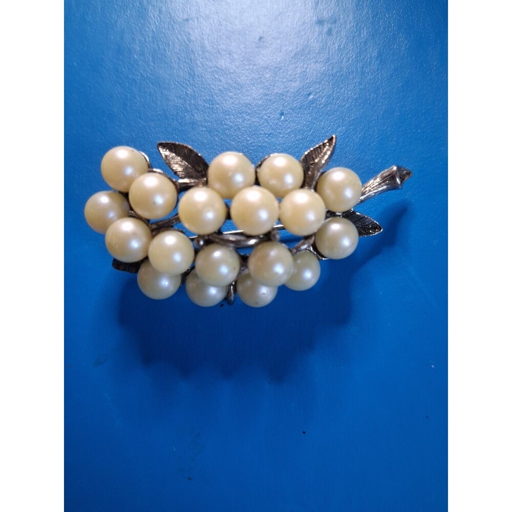 Vintage Silvertone Metal Faux Pearl Bead Inset Grape Cluster Brooch Pin